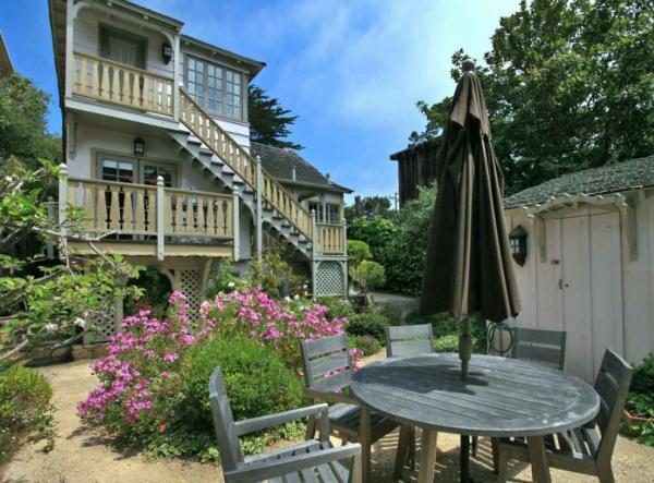 Lilacs &amp; Laughter - A Cottage in Carmel-by-the-Sea