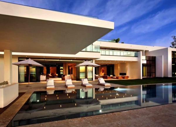 Beach Residence by Ralph Choeff