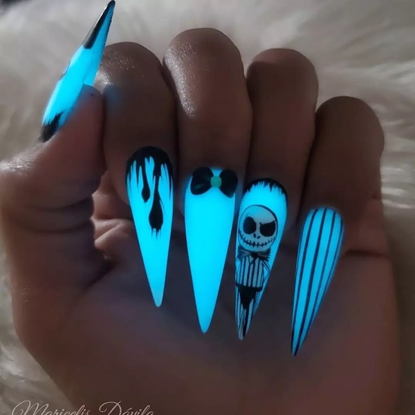 30+ Eye-catching glow nail art designs