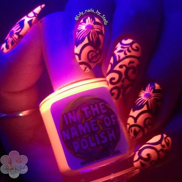 30+ Eye-catching glow nail art designs