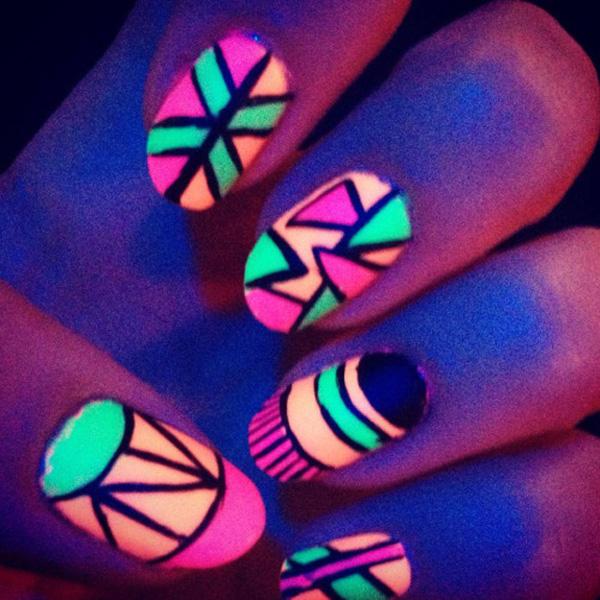 30+ Eye-catching glow nail art designs