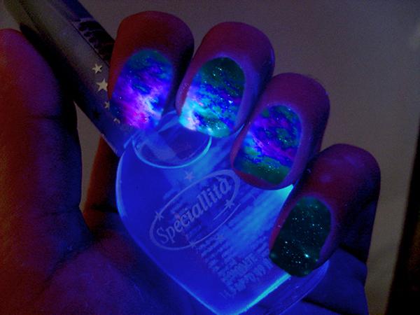 30+ Eye-catching glow nail art designs