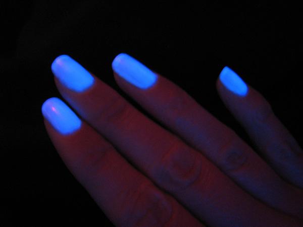 30+ Eye-catching glow nail art designs