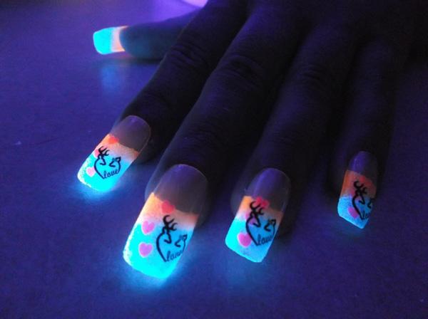 30+ Eye-catching glow nail art designs