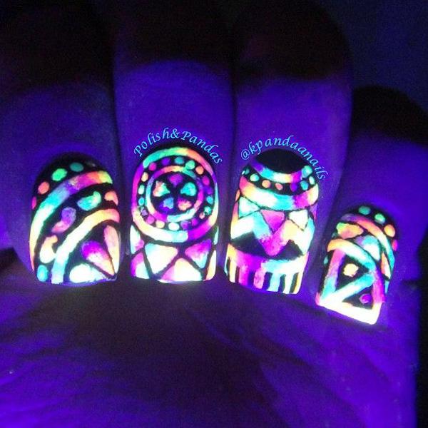 30+ Eye-catching glow nail art designs
