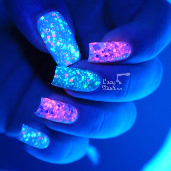 30+ Eye-catching glow nail art designs