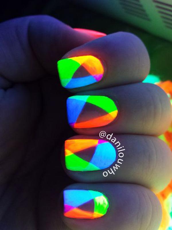 30+ Eye-catching glow nail art designs