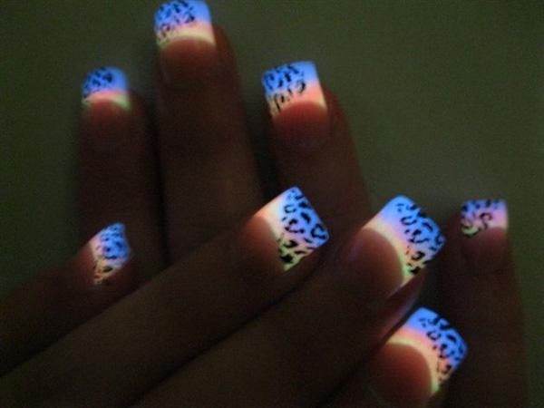 30+ Eye-catching glow nail art designs