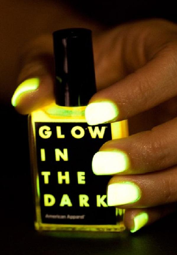 30+ Eye-catching glow nail art designs