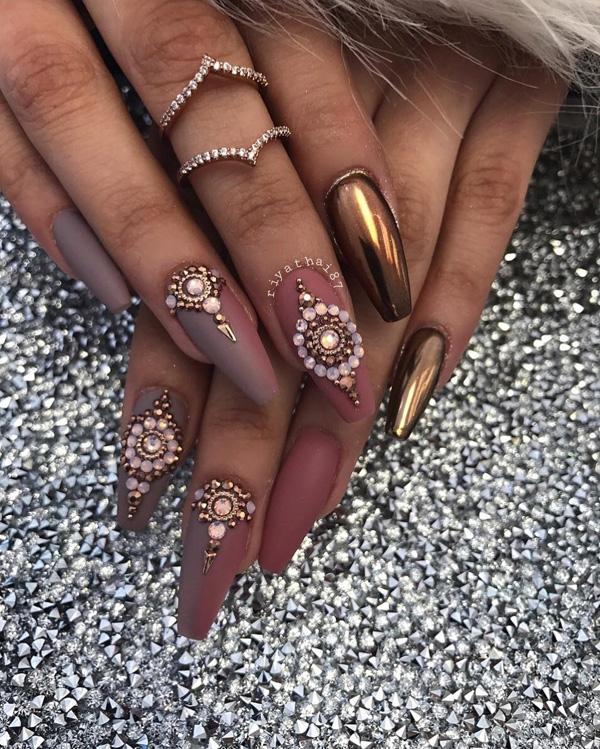 55+ Creative and Chic Chrome Nail Art Ideas
