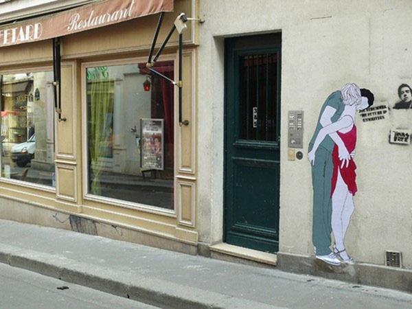 Kissing Lovers Street Art by Claire Streetart