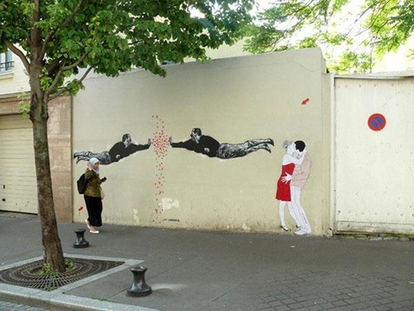 Kissing Lovers Street Art by Claire Streetart