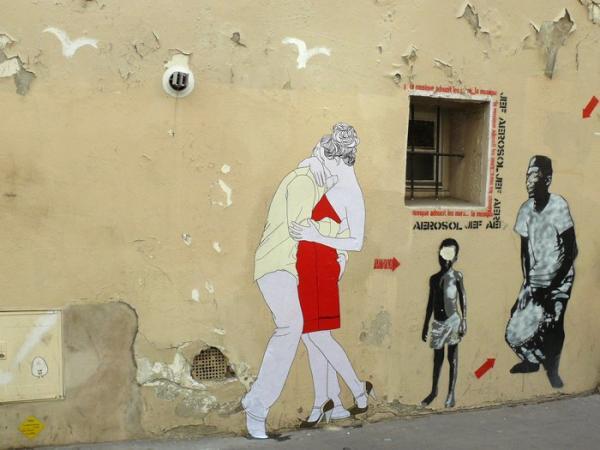 Kissing Lovers Street Art by Claire Streetart