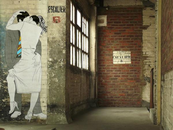 Kissing Lovers Street Art by Claire Streetart
