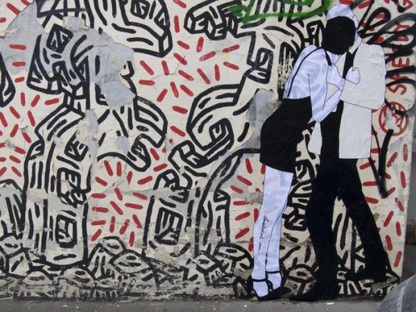 Kissing Lovers Street Art by Claire Streetart