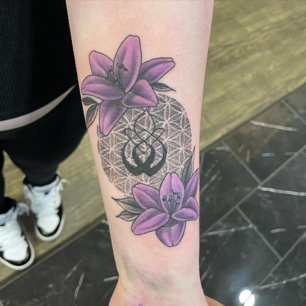 90 Awesome Lily Tattoo Designs with Meaning