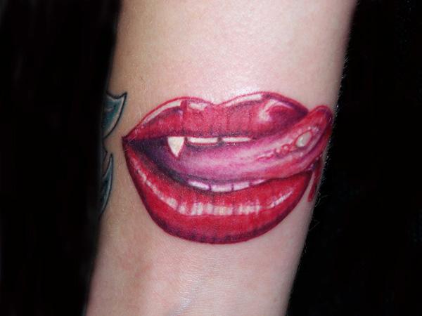 30+ Incredible Lip Tattoos