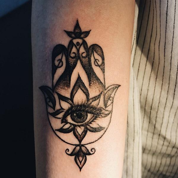 35 Unbelievable Hamsa Tattoo Ideas