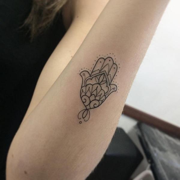 35 Unbelievable Hamsa Tattoo Ideas
