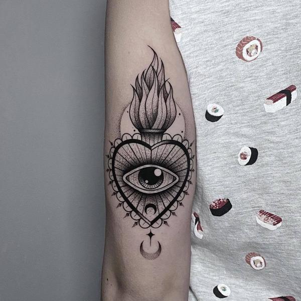 60 Sacred Heart Tattoos: A Symbolism of Love and Devotion
