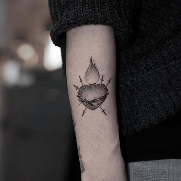 60 Sacred Heart Tattoos: A Symbolism of Love and Devotion