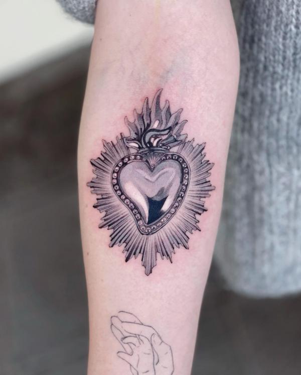 60 Sacred Heart Tattoos: A Symbolism of Love and Devotion