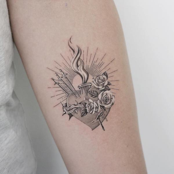 60 Sacred Heart Tattoos: A Symbolism of Love and Devotion