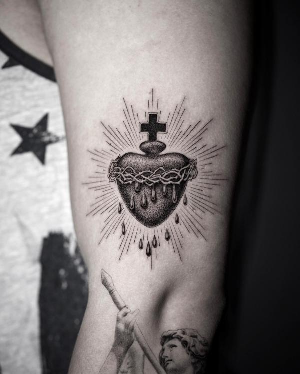 60 Sacred Heart Tattoos: A Symbolism of Love and Devotion