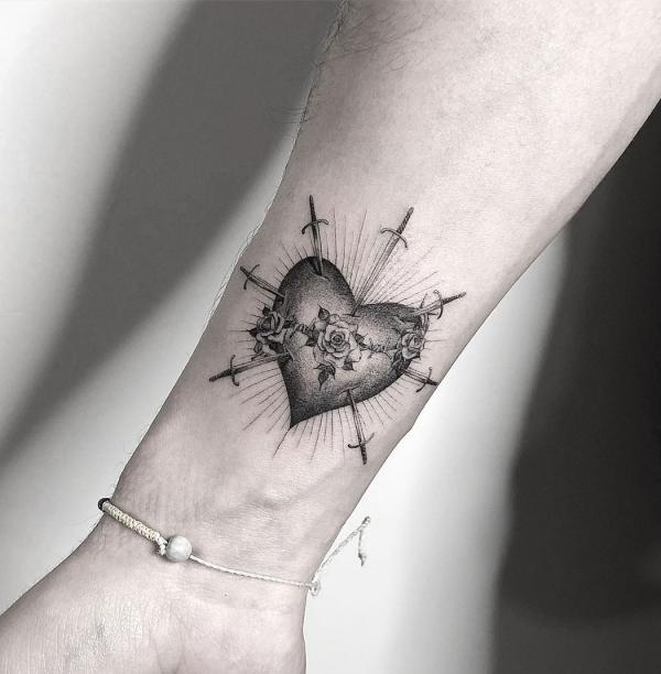 60 Sacred Heart Tattoos: A Symbolism of Love and Devotion