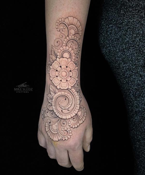150 Hand Tattoos: Ideas and Meanings