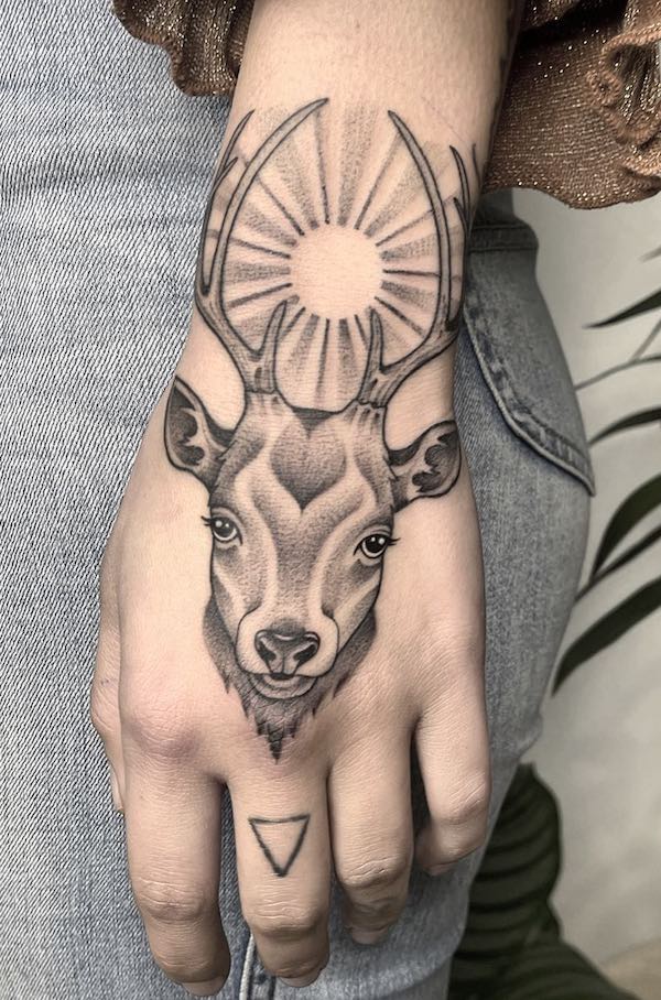 150 Hand Tattoos: Ideas and Meanings