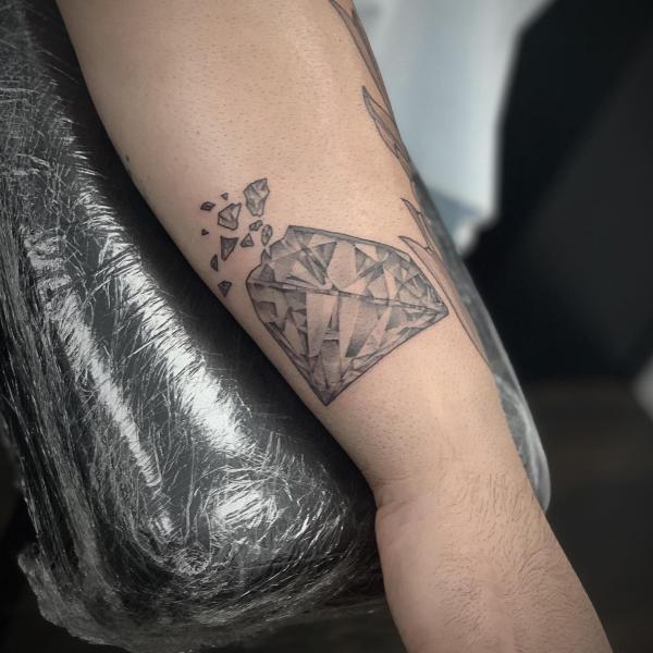 60 Inspiring Diamond Tattoo Designs and Their Meanings