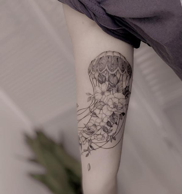 100 Jellyfish Tattoo Designs: the Elegance of Marine Life