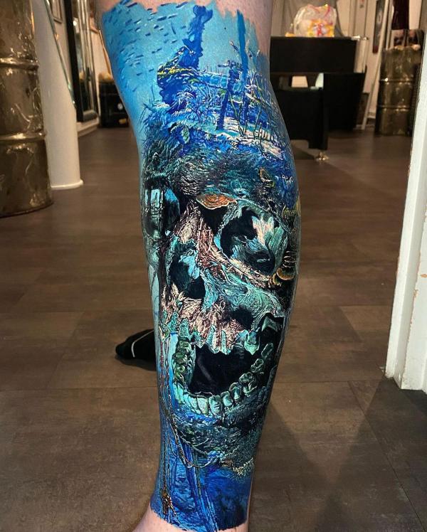 Shipwreck Tattoo: the Depths of Symbolism and Artistry