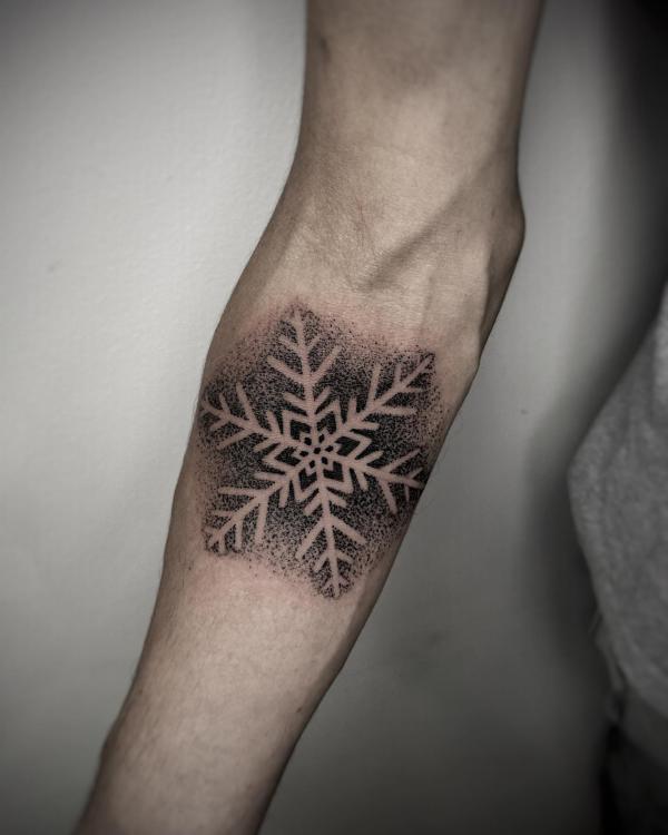 100 Snowflake tattoo Ideas for Your Winter Ink