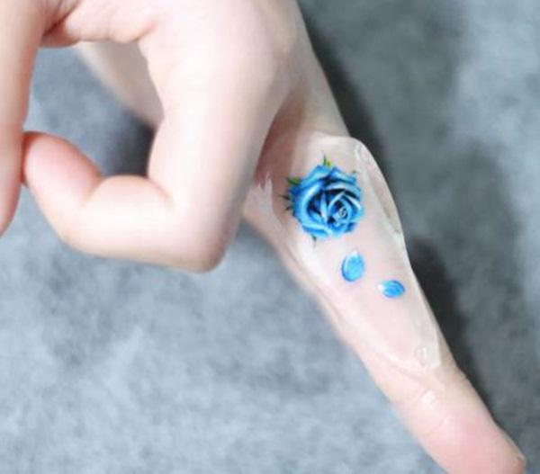 40 Timeless Rose Finger Tattoo Designs