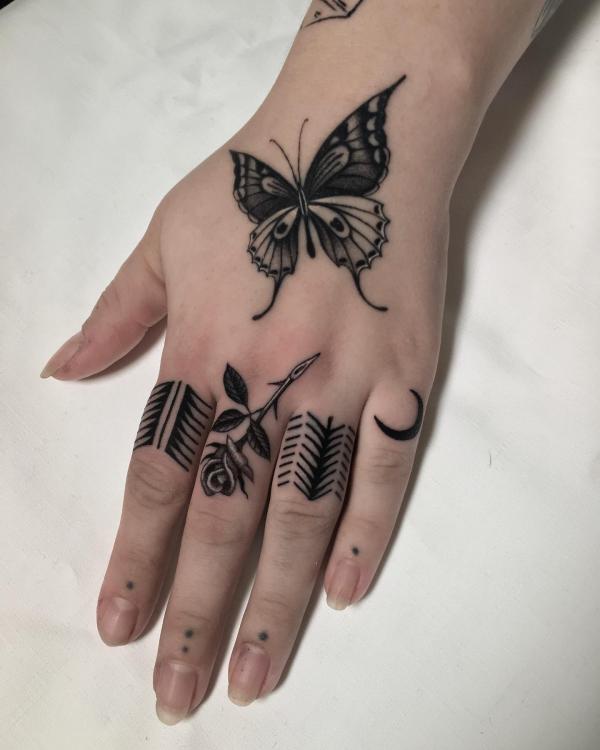 40 Timeless Rose Finger Tattoo Designs