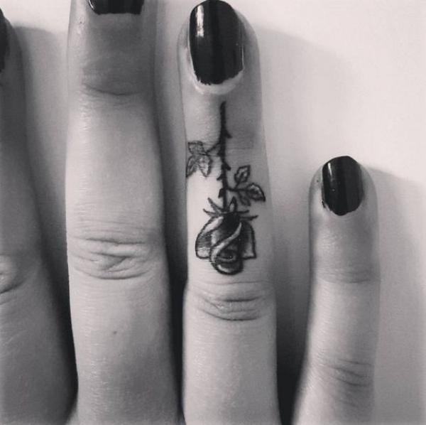 40 Timeless Rose Finger Tattoo Designs