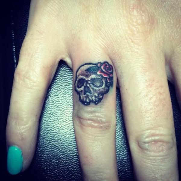 40 Timeless Rose Finger Tattoo Designs