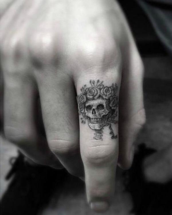 40 Timeless Rose Finger Tattoo Designs