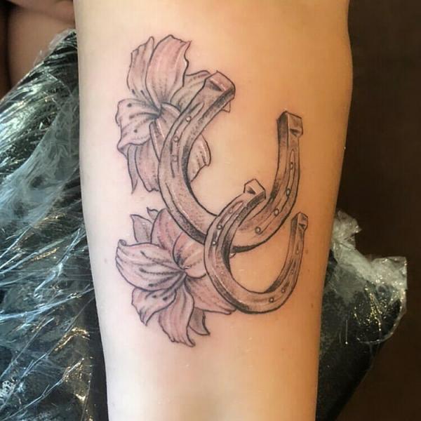 118 Charming Horseshoe Tattoos with Meanings