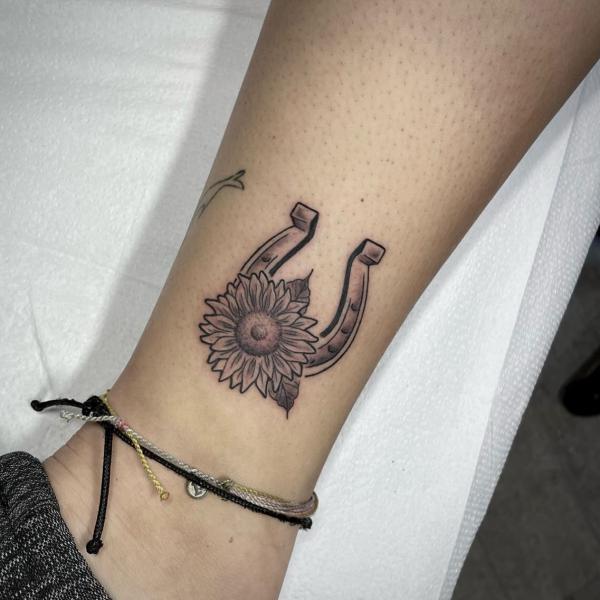 118 Charming Horseshoe Tattoos with Meanings