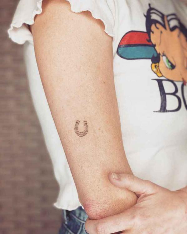 118 Charming Horseshoe Tattoos with Meanings