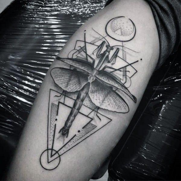 50 praying mantis tattoos: Meaning and Designs