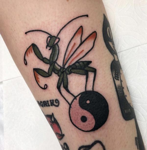 50 praying mantis tattoos: Meaning and Designs