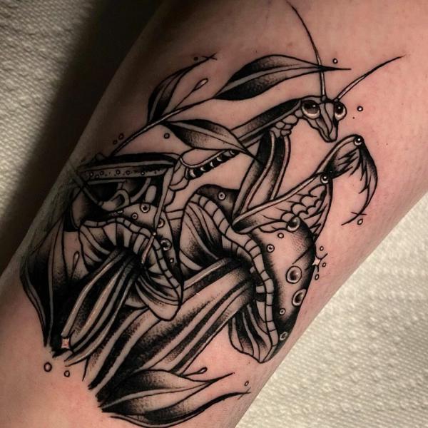 50 praying mantis tattoos: Meaning and Designs