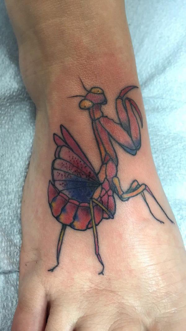 50 praying mantis tattoos: Meaning and Designs