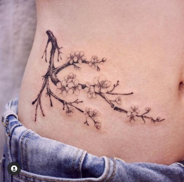 140 Meaningful Stomach Tattoos for Women