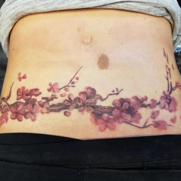 140 Meaningful Stomach Tattoos for Women