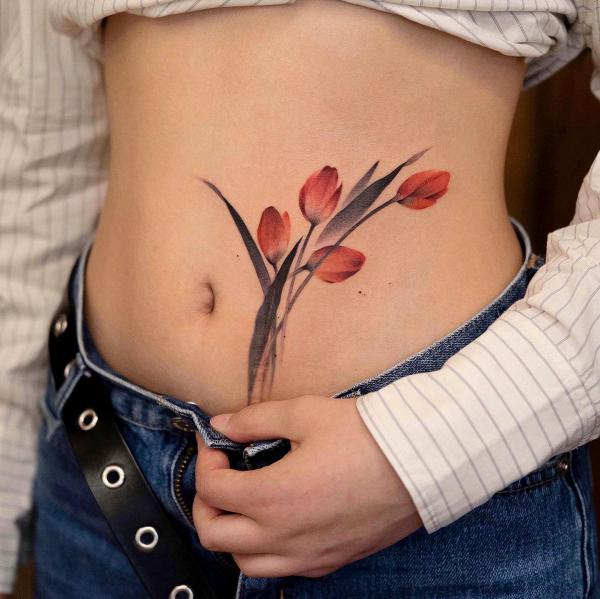140 Meaningful Stomach Tattoos for Women